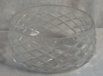 Bowl em cristal europeu, lapidação em losango com base lapidada em estrela.. Med. 19 cm de diâmetro e 9 cm alt. Apresenta alguns bicados na borda.