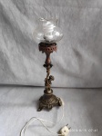 Luminária antiga em bronze cinzelado, coluna com querubin com linda cúpula translúcida garantindo maior luninosidade, lapidada com florais, funcionando perfeitamente. Alt.48 cm