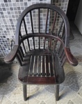 Cadeira de braço estilo colonial inglês em madeira nobre, assento ripado, braços curvos, espaldar, pernas e laterais torneadas. Med. 95 x 60 x 50 cm