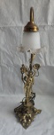Luminária de Bronze com cúpula em vidro satinê com bordas ondulada, cúpula com restauro mas não aparece quando colocada no lugar.alt. 60c