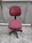 Cadeira de escritório Giratória  com rodízio na cor vinho.