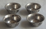 Lote com 4 peças em metal espessurado a prata  com decoração oriental em alto relevo, 4 x 8 cm