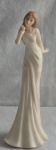 Escultura em Resina Italiana marcada ao Fundo "Veronese" , representando mulher em um lindo Vestido Longo Branco jogando beijos. Med. 26cm x 8,5cm x 9cm.