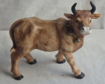 COW - Estatueta importada em Biscuit com dois guizos no pescoço, rica em detalhes, pequeno bicado n orelha esquerda. Med.  22 x 20 x 9cm
