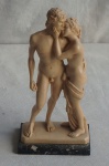 Estatueta italiana de coleção confeccionada em resina representando "casal", base em mármore preto. Med.: 24 cm.