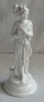 Estatua em resina com laca branca denominada Banhante de Canova muito bem confeccionada, medindo 30 cm de altura sobre base circular.