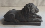 Escultura déc. 60/70 em cerâmica representados por leão, segundo concepção de A. Canova. Med. 30cm x 10,5cm x 18cm