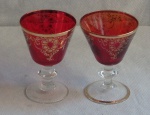 Lote com duas taças para vinho do porto em vidro artístico veneziano degrade de rubi e realçado a ouro. Alt. 10cm