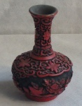 Jarro oriental em cerâmica trabalhada  com florais em alto relevo, laca  chinesa vermelho rubi, fundo preto. Alt.13cm