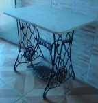 Interessante mesa de apoio com tampo de mármore branco, base em ferro forget. Med. 80x50x73