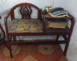 Mesa para telefone almofadada com escrivaninha, assento forrada em tecido. Med. 90cm x 44cm x 69cm