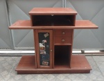 Móvel aparador em bom estado de conservação,  em madeira para som com compartimento para guardar LP e ou CD.