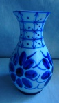 Vaso em Porcelana branca com decoração azul cobalto, figuras primitiva de flores., parte superior desenho de mosaico , numerada (33), marca do fabricante "Porcelana M. Sião " Alt. 29cm