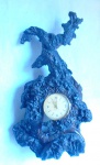 Raro relógio de parede feito de raiz em madeira, apresentando faltas e no estado, relógio da Westclox matinata. Med. 50 cm x 26,5cm