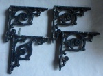 Conjunto com 4 mão francesa em ferro fundido trabalhado na cor  preta.