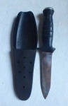 Antiga faca de sobrevivência da Jacques Brazil, lamina duas faces, serrilhada e lis,  acondicionada em seu coldre. Lâmina com 14 cm e bainha com 11 cm totalizando 25cm.