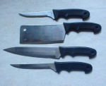 04 Facas, sendo um cutelo, 2 facas de desossar carne  e uma faca de corte de carnes.