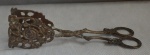 Pegador de Gelo em bronze ricamente trabalhado com folhagens e florais. Med. 18cm