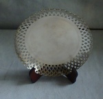 Centrinho de mesa em prata Meridional cinzelada,  com as bordas vazadas no formato de losango. Diam de 20 cm com 185g.