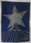 Sá Peixoto - Tapete com fundo azul,  confeccionado a mão com figura de santo, assinado pelo artista CID. Med. 130cm x 92cm