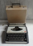 COLECIONISMO - Antiga máquina de escrever Olivetti Tropical.