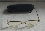 Óculos Antigo com armação folheada a ouro, marca do fabricante não identificada.