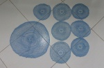 08 Panos de Bandeja azul no formato circular sendo 06 panos com 21 cm de diâm e um  40cm de diâm.