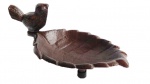 Comedor de pássaros confeccionado em ferro fundido contendo figuar de pássaro ao topo.