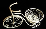 Suporte para colocação de plantas em forma de bicicleta, confeccionada em ferro patinado provençal. Medida 50x32cm.