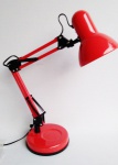 Luminária de mesa em metal na cor vermelha, ajustável e articulável. Medida 65 cm de altura.