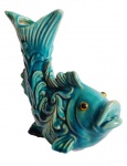 Exótica e diferente floreira em porcelana na forma de peixe com riqueza de acabamentos. Medida 21 cm de altura.