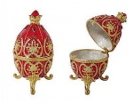 Lote com um porta-joias/bibolô em metal com pedras cravejadas ao melhor estilo Fabergé. Medida 10 cm de altura.