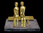 Grupo escultórico em bronze representando casal no banco da praça. Escultura criativa que possibilita alteração pessoal para casal de bem ou de mal bastando alterar a posição Medida 20x10cm com 14cm de altura. VEJA FOTO EXTRA.