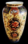 Antigo jarro chinês provavelmente SATSUMA com riquíssimo trabalho em relevos e policromia. Medida 30 cm de altura. Peça em excelente estado de conservação.
