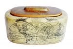 Grande porta objetos em porcelana com imagens do antigo mapa mundi. Medida 17x32 cm.