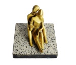 Escultura em bronze representando casal em base de granito. Esta escultura pode ser montada pelo usuário para que a mulher fique junto ou separado do homem. Peça criativa medindo com a base 15x15 e 13 cm de altura.
