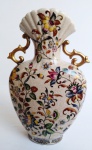 Vaso ânfora em porcelana craquelada adornada com florais policromados. Medidas 10x36 cm