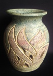 Vaso de cerâmica policromado ao estilo provençal com floral e efeitos vazado, Medida 19 cm de altura.