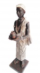 Figura representando antigo africano, confeccionado em resina com riqueza de acabamentos e policromia. Medida 28 cm de altura. Apresenta em uma das penas um rachado que não afeta a sua beleza. Lote vendido no estado.