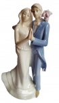 Grupo escultórico de porcelana representando casal. Medida 16 cm de altura.