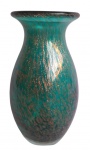 Vaso de Murano com belíssimo tom verde com flocos de ouro. Medida 20 cm de altura.