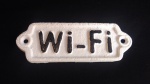 Placa de ferro fundido com a palavra Wi-Fi . Medida 5x13cm.