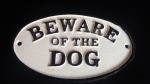 Placa de ferro fundido com os dizeres " Beware Of The Dog". Medida 9x16cm.