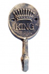 Cabideiro em ferro fundido patinado de qualidade com relevo com inscrição KING.