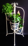 Porta vasos de plantas em ferro patinado de branco. Medida 72 cm de altura. Plantas não inclusas.