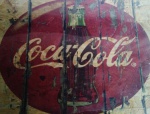 Placa de madeira pintada com efeitos envelhecidos do símbolo antigo da Coca-Cola. Medida 25x35cm