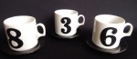 Lote com 3 (três) xícaras de chá em porcelana e decoração de números acompanhada de pires .