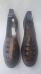 ARCHE - Sapato confort em couro marrom metalizado, com detalhe vazado. Solado de borracha. Novo - sem uso. Tam.: 37.