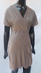 LUCIDEZ - By Marcia Azzi - Vestido em malha de algodão com lurex, em tons de cobre e nude. Decote frontal trespassado. Modelo acinturado. Tam.: M / 40.