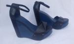 ANIMALE - Sandália estilo anabela com plataforma, em couro, em tons de preto e azul. Nova - sem uso. Com etiqueta original. Salto: 14,5 cm; Tam.: 37.